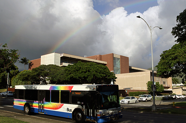 ハワイのバスと虹.jpg