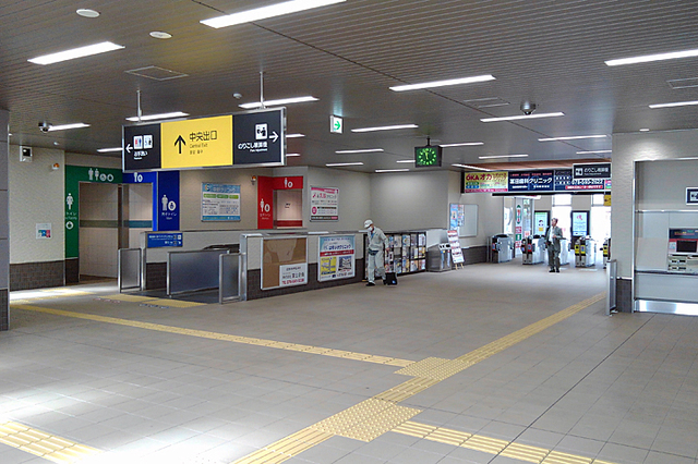 神戸電鉄鈴蘭台駅１１コンコース.jpg