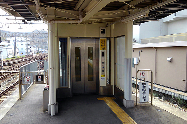 神戸電鉄鈴蘭台駅１３南改札口行エレベーター.jpg