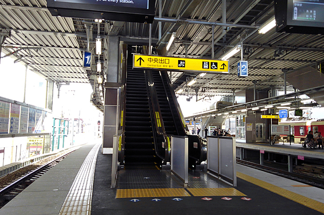 神戸電鉄鈴蘭台駅１４エスカレーター.jpg