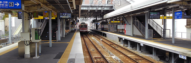 神戸電鉄鈴蘭台駅１９ホーム.jpg