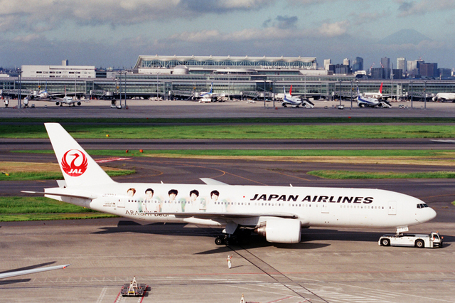 JAPAN AIRLINES B777-200 ARASHI Beautiful JA772J 20110915.jpg