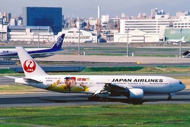 JAPAN AIRLINES B777-200 KAIBUTSU-KUN JA8985 20111117 HND.jpg