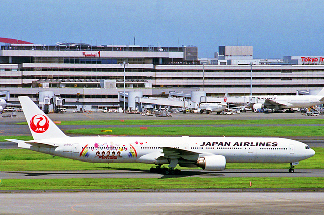 JAPAN AIRLINES B777-300 Fly to 2020 20150713 HND.jpg