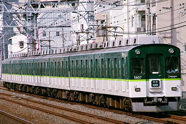 京阪電気鉄道５０００系（新塗装）.jpg