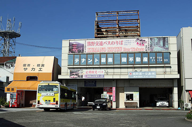20211005-28 紀伊勝浦駅前バス乗り場.jpg