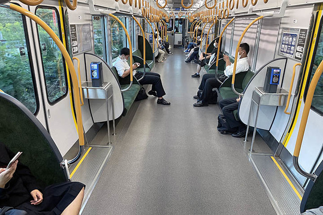 20211005-32 227系車内.jpg