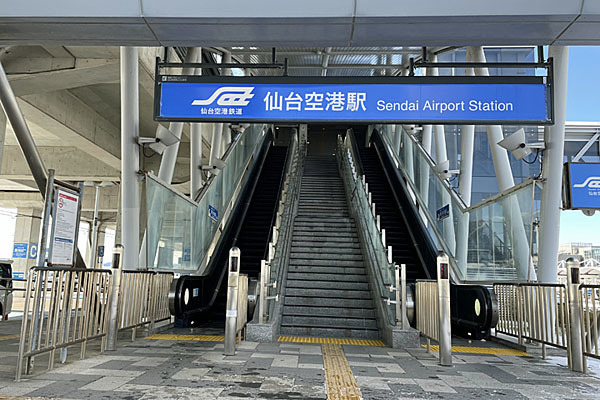 仙台空港鉄道０４ー０２エスカレーター 2021_1228.jpg