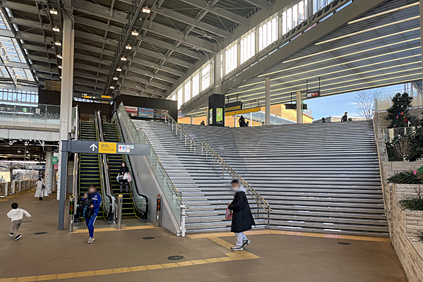 東急電鉄南町田グランベリーパーク駅１１下り１番線階段 2023_0205.jpg