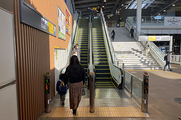 東急電鉄南町田グランベリーパーク駅１６上り２番線エスカレーター 2023_0205.jpg